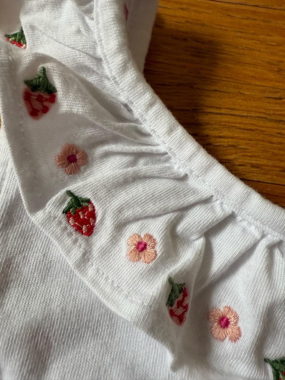 EUC Mimi Boden Ruffle Neck Trim Top Strawberries